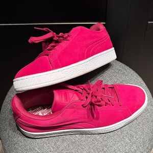 Puma Classic Embossed Vivacious Low, Hot Pink, Mens size 9 Women’s size 10.5.